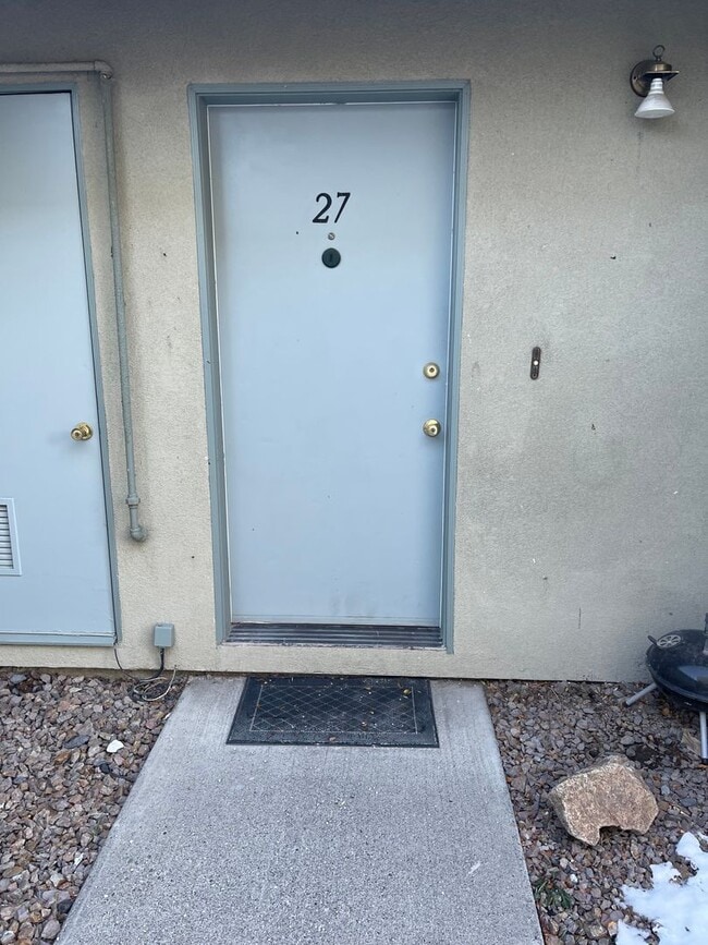 Building Photo - Townhome