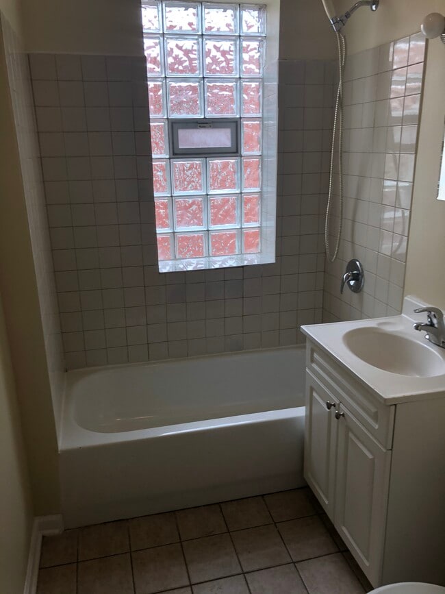 Building Photo - 5148 S King Dr