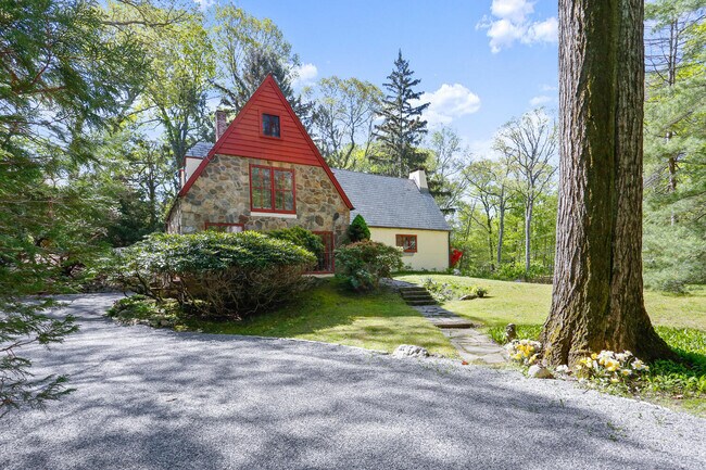 Foto del edificio - 76 Locust Hill Rd