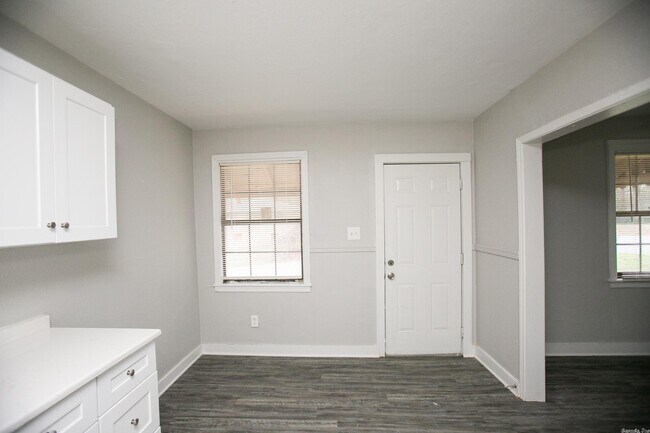 Foto del edificio - 302 S Clover St