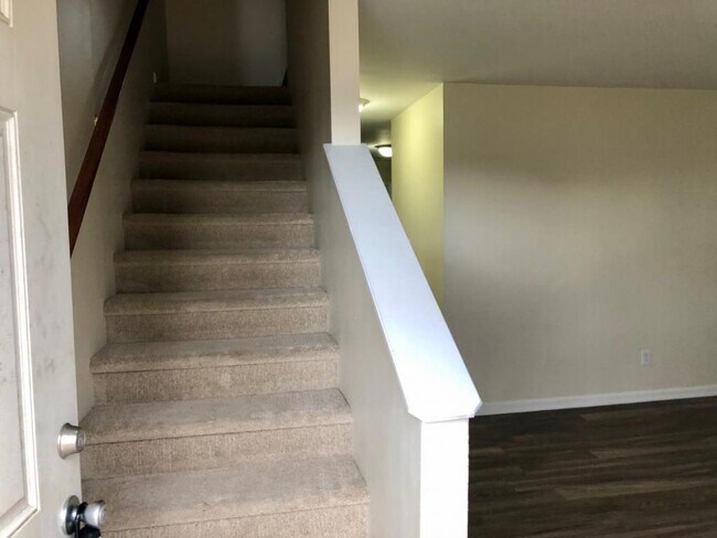 Building Photo - 5 Sidbrook, Unit B