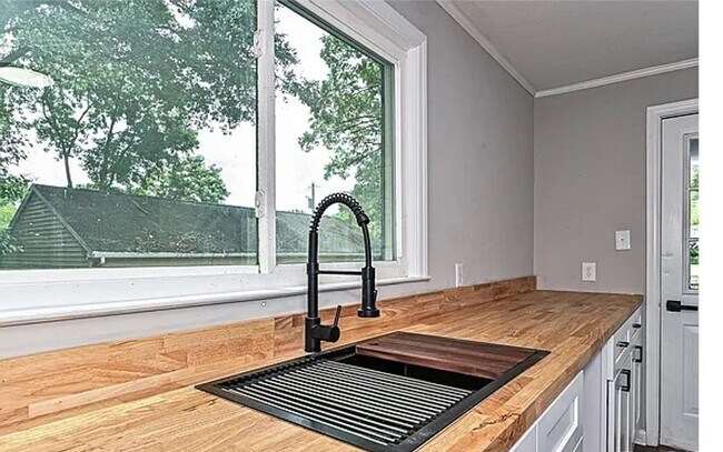 Building Photo - Charming 2-bed, 1-bath bungalow just steps...