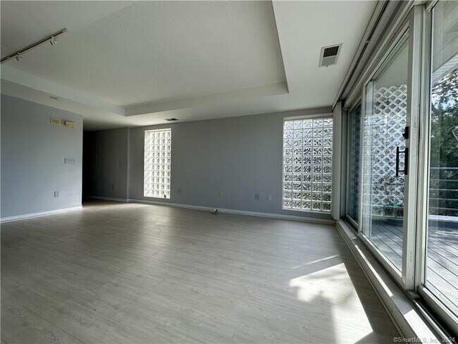Building Photo - 424 Popes Island Rd