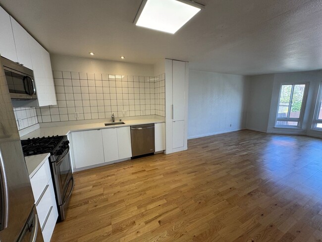 Building Photo - Bright 2BR/2BA Condo in Prime Richmond Dis...
