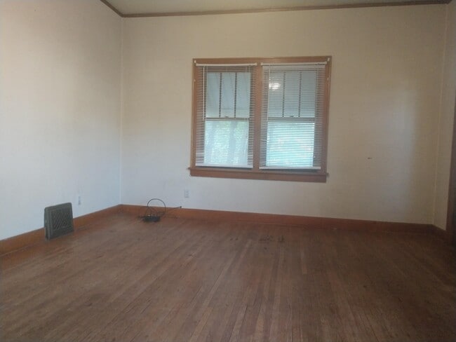 Building Photo - 23 E 6th Ave