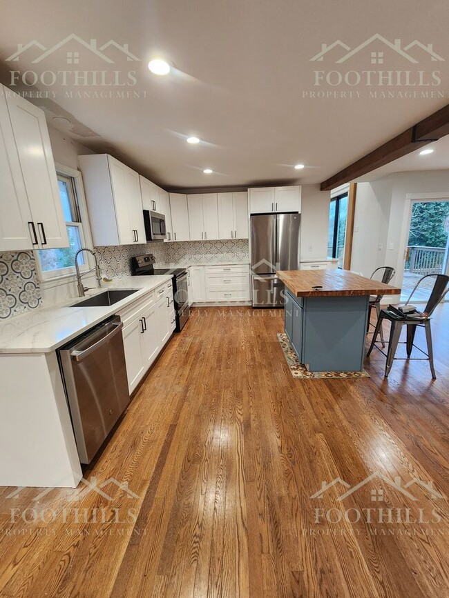 Foto del edificio - Lakefront Home with Covered 2-Slip Dock! &...