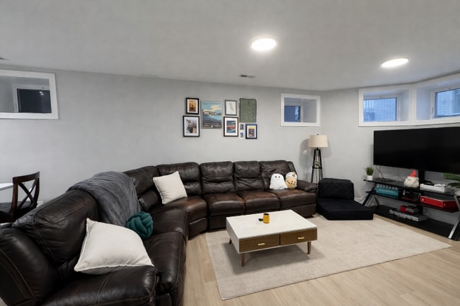 Photo - 1535 N Maplewood Ave Apartment