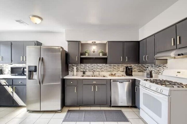 Building Photo - 313 Rowland Dr