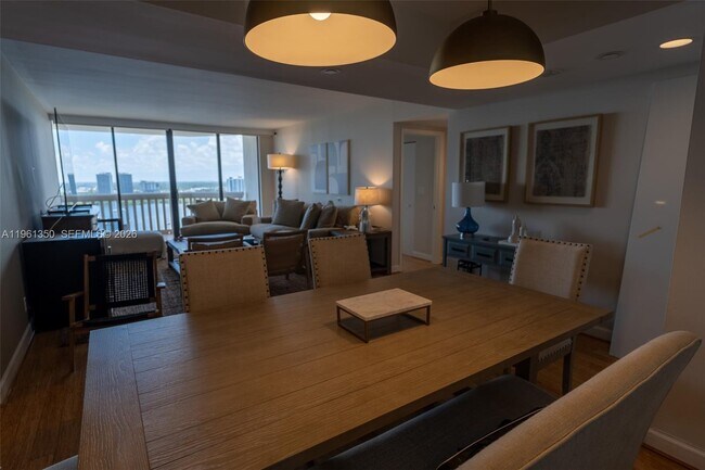 Foto del edificio - 1000 W Island Blvd