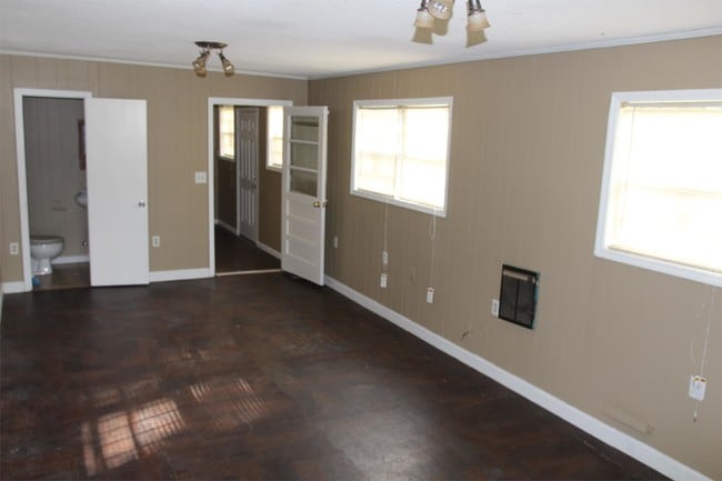 Building Photo - 2000 Coves Ct