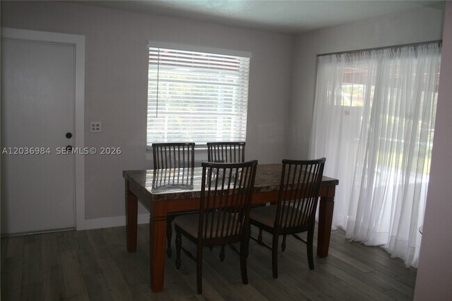 Foto del edificio - 621 SW 64th Pkwy