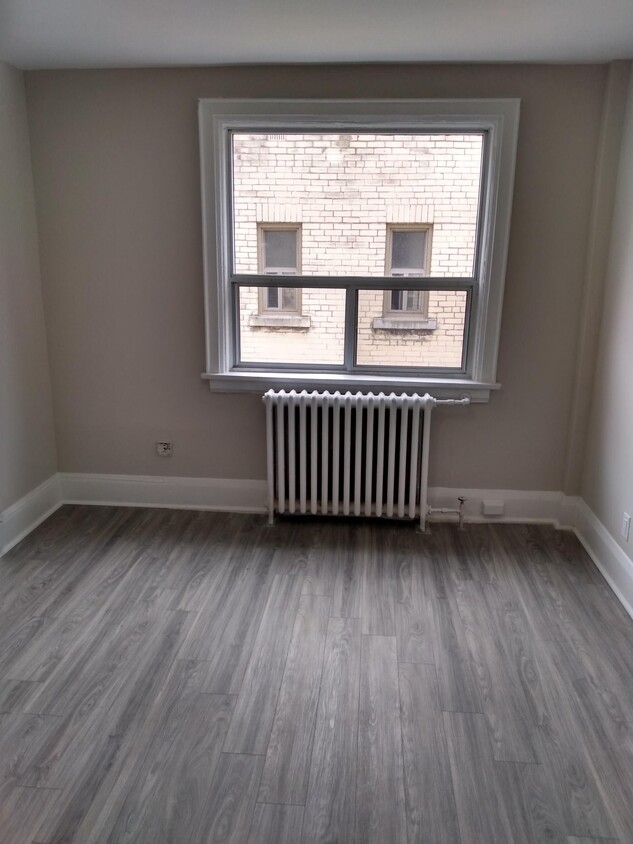 Photo principale - Spacious Bachelor Unit in downtown Toronto!