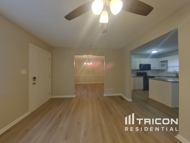 Building Photo - 786 Robin Dr SE