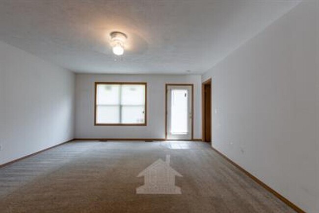 Foto del edificio - AVAILABLE MID AUGUST - PHOTOS ARE OF SIMIL...