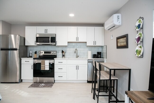 Building Photo - 1212 E 59th St