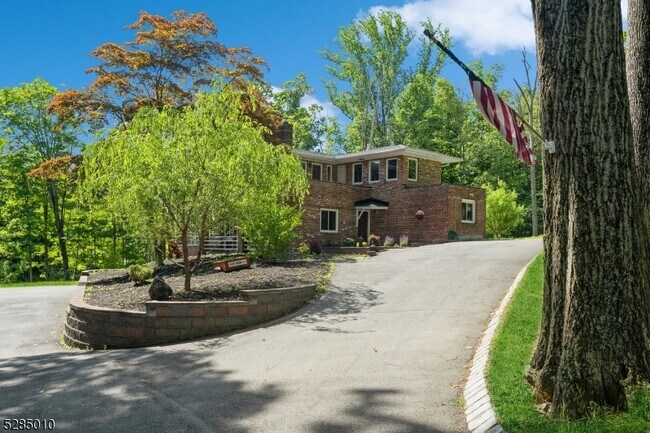 Foto del edificio - 242 Lake Rd