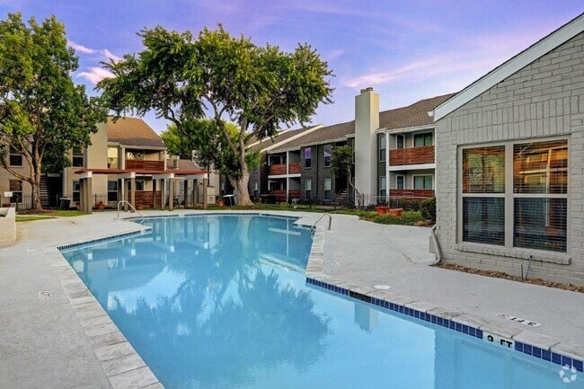 Building Photo - Commons at Westchase
