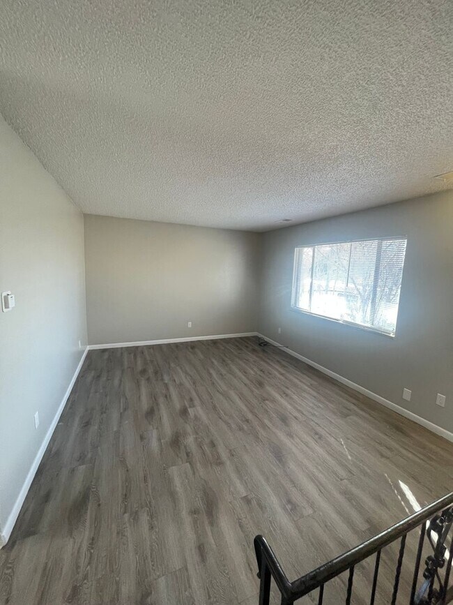 Building Photo - Amazing 2 Bedroom 1 Bathroom! Centrally Lo...