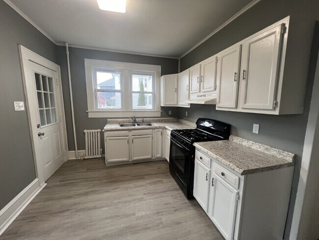 Foto del edificio - Available NOW! Large 3 Bedroom, 1 Bath In ...