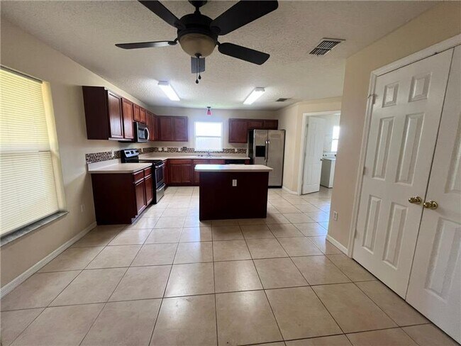 Building Photo - 1209 SW Idol Ave
