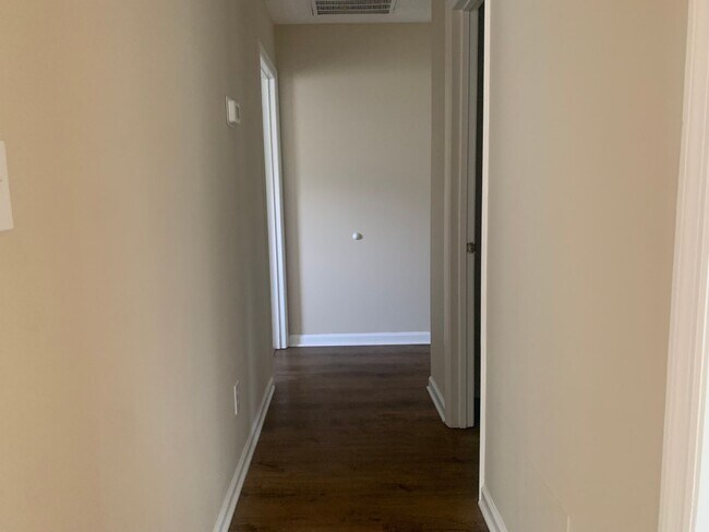 Building Photo - Move-in Ready!