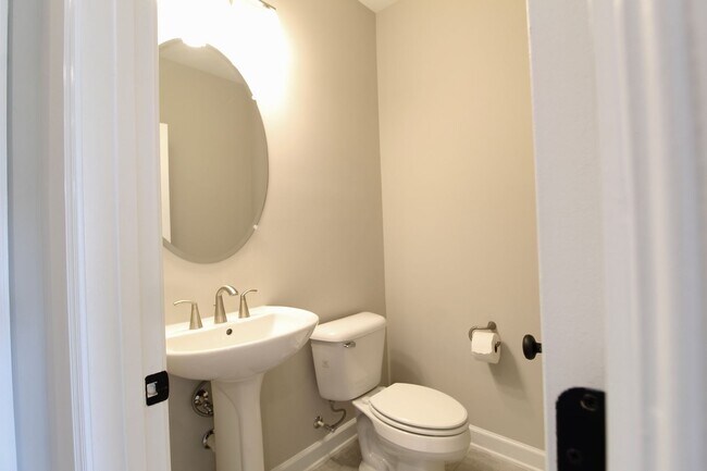 Foto del edificio - 3 bedroom town home with a finished basement and garage located in popular Preston Lakes