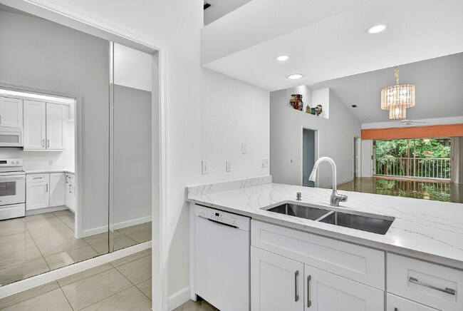 Foto del edificio - 2325 Hidden Lake Dr