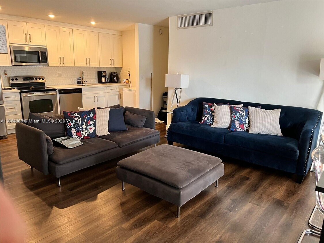 Foto del edificio - $4460 nw 79th Ave #2A