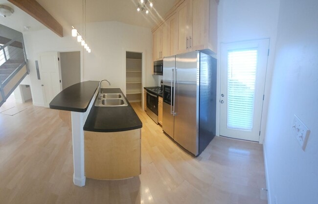 Building Photo - 2 bed, 2.5 bath townhome in Lincoln Park