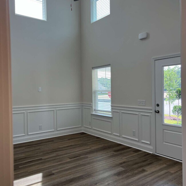 Building Photo - 476 Royal Rd