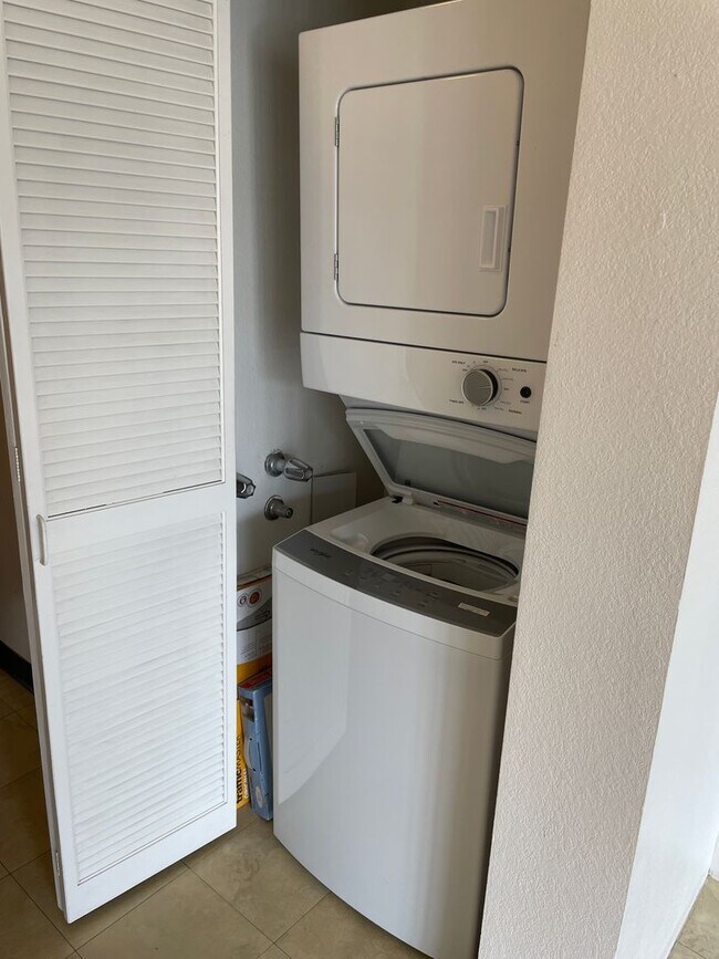 Foto del edificio - Rainbow Place - Moiliili - 1 Bdrm/1 Bath/1...