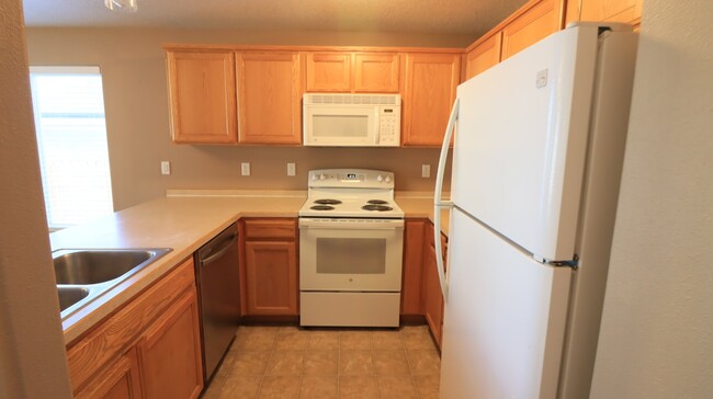 Building Photo - Must See Updated 2/2 Duplex in Prineville ...