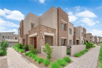 Building Photo - 600 N Carriage Hill Dr