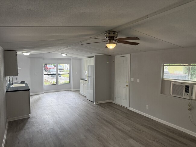 Foto del edificio - 1908 Fruitland Park Cir SW