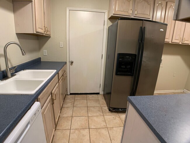 Building Photo - NRP - Pittsburg 3b 2bth $1,300/mo.