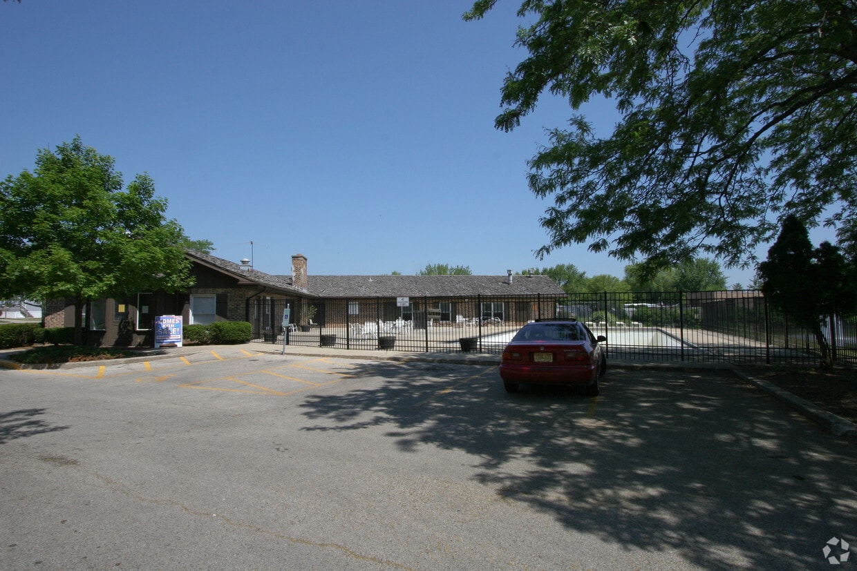 Whippletree Village Apartments in Wheeling, IL