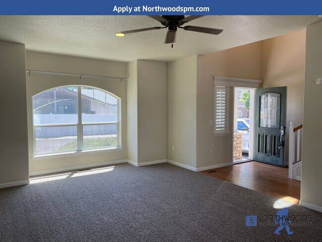 Foto del edificio - Beautiful 2 Story Home 3 Bdm/2.5 Bath in Q...