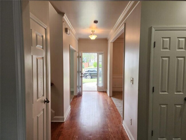 Building Photo - 465 Roland Manor Dr