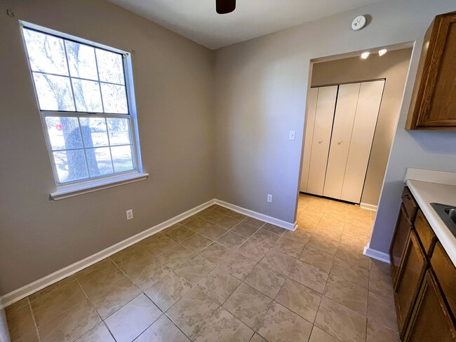 Building Photo - 2 Bedroom, 1.5 Bath Remodeled Home in St. ...