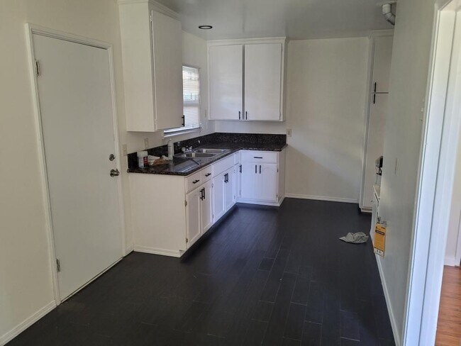 Foto del edificio - 966 Holly St