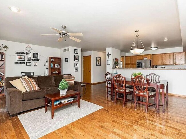 Foto del edificio - 4433 E Court St