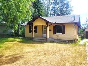 Building Photo - 3419 Redwood Ave