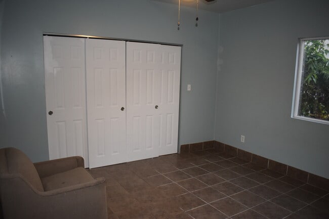 Building Photo - 1220 W 45th St