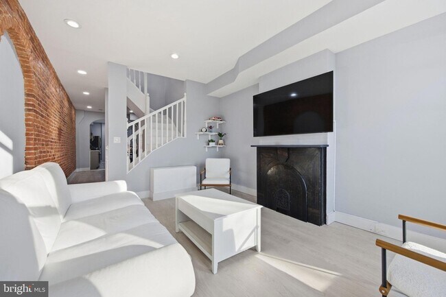 Building Photo - 1015 Riverside Ave