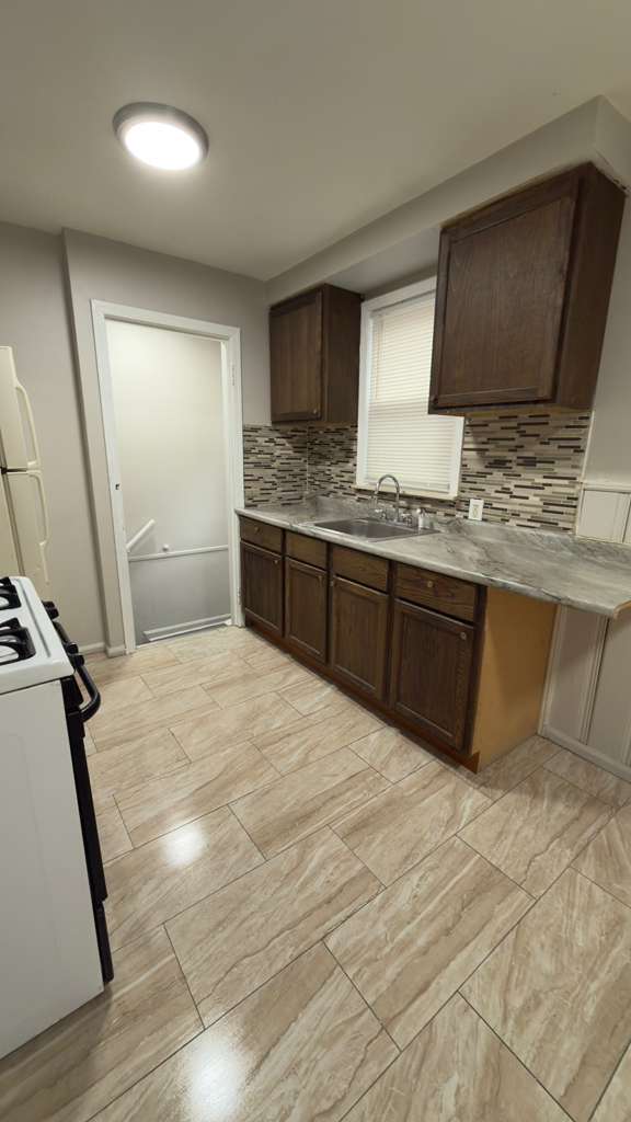 Foto del edificio - 18285 Codding St