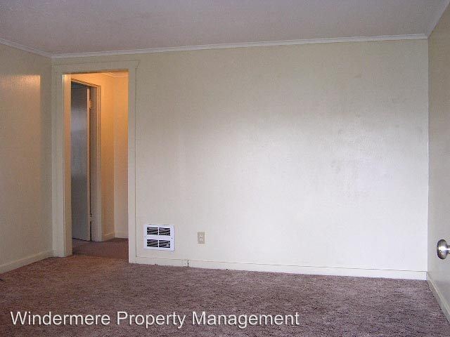 Building Photo - 2924 W Maplewood Ave