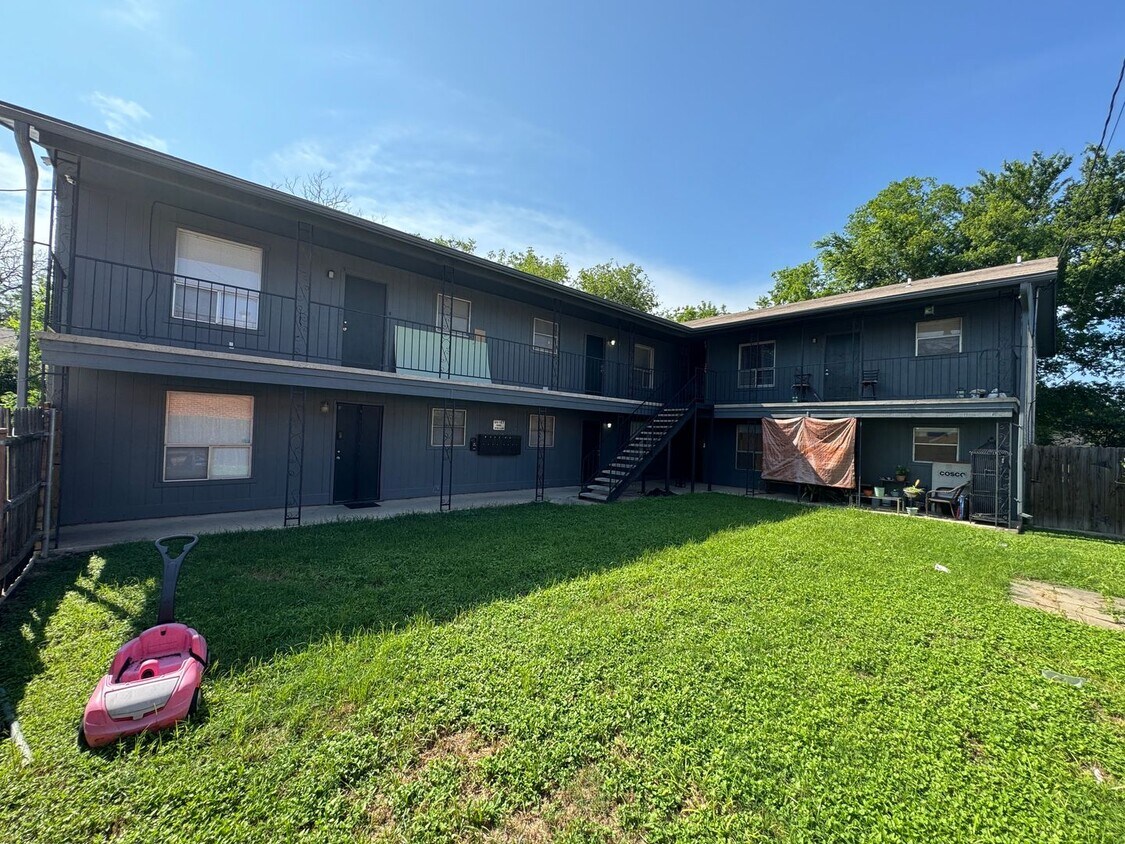 Foto principal - 425 W Avenue C