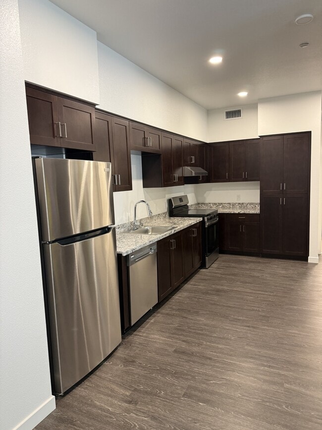 Building Photo - Belmont Family Apartments
