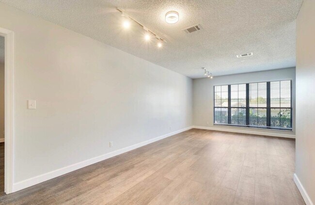 Foto del edificio - 6241 Cranberry Ln E