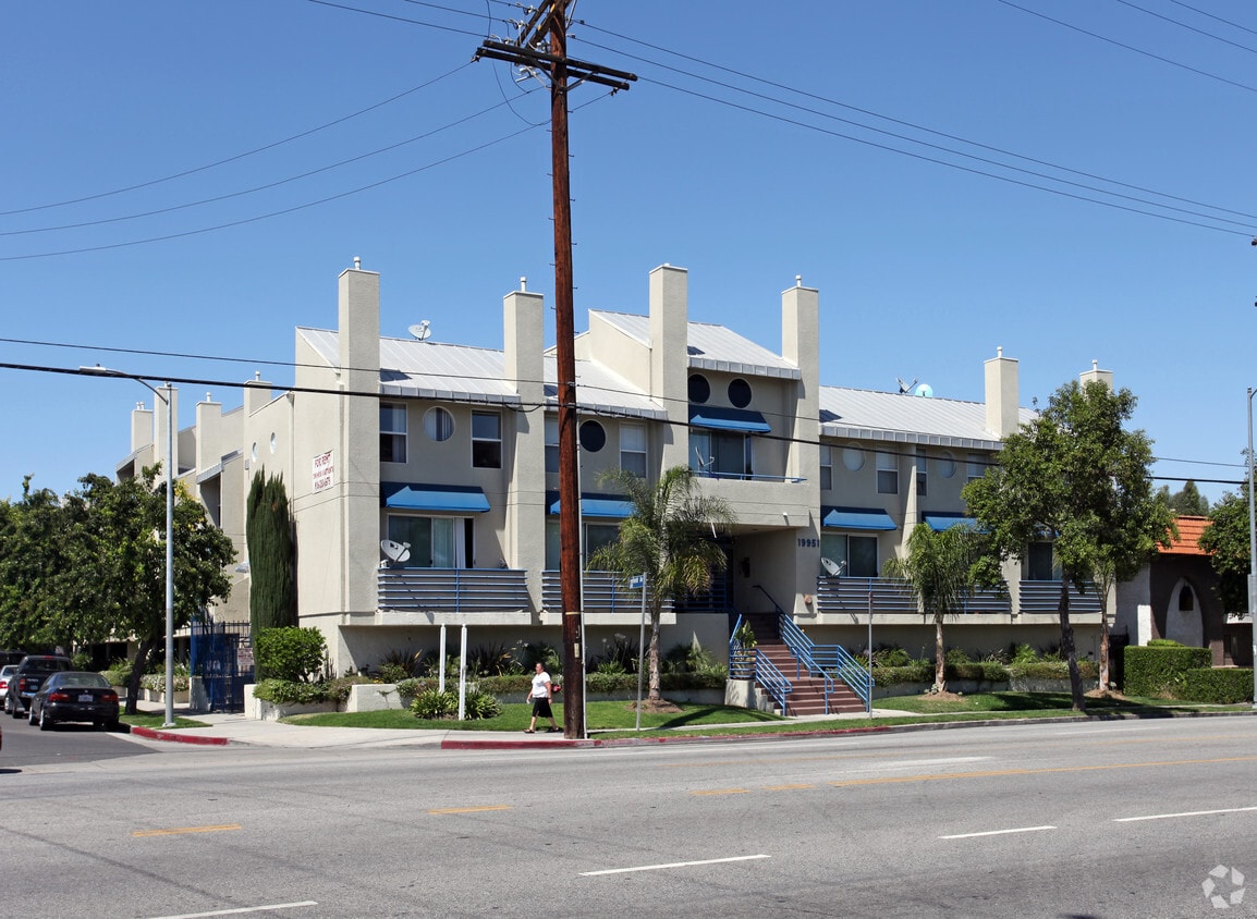 Primary Photo - Roscoe Townhouse Apartments